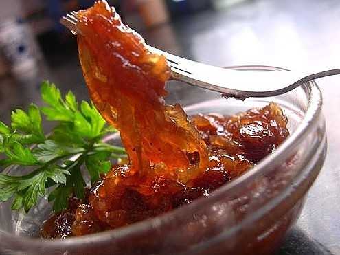 Смещать со столовой ложкой жидкого меда