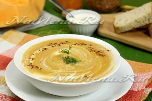 Свежий имбирь добавляют в блюдо в конце приготовления, чтобы сохранить аромат и вкус корня