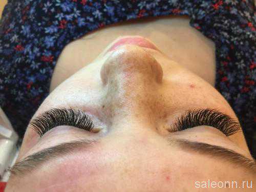 Для того, чтобы прокрасить реснички в уголках, вам следует как можно шире открыть глаза и провести щеточкой по верхнему и нижнему веку, а потом уголком щеточки повести между ними