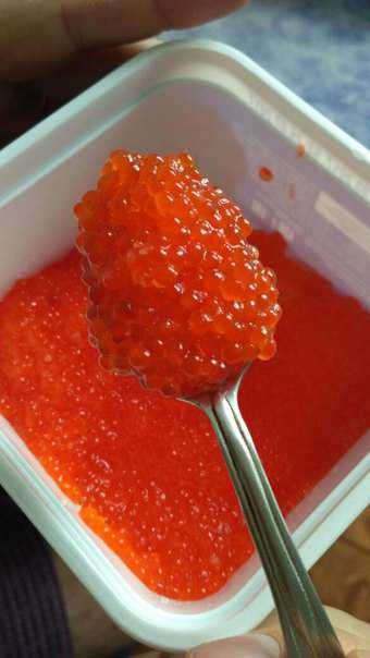 Миска наполняется водой, чтобы можно было полоскать мешочек с икрой