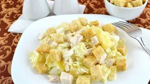 Ананас и апельсин сделать маленькими кусочками, грецкие орехи измельчить и обжарить на сухой сковородке