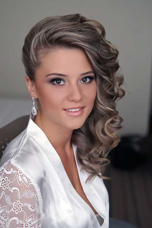 Укладка волос на бок на средние волосы: фото,