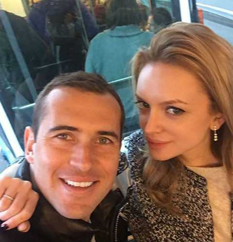 Он действительно не раз был замечен в компании гламурных барышень