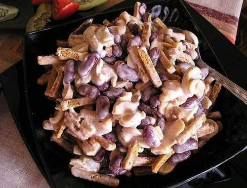 Салат с фасолью, сухариками и колбасой