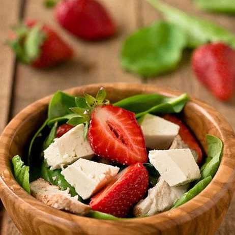 Нашинкуйте лук и перемешайте его с горчицей