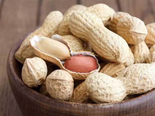 Большинство людей, которые имеют аллергию на арахис, испытают реакцию в течение нескольких минут после его употребления