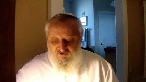 Обычно они хранятся в специальных шкафах или стеллажах, и их может взять любой посетитель