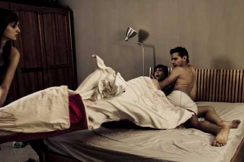 Если партнеру, например, достаточно интима пару раз за неделю, а женщину данное количество не впечатляет, то она становится раздражительной и дабы срываться на членах семьи, она находит утеху на стороне