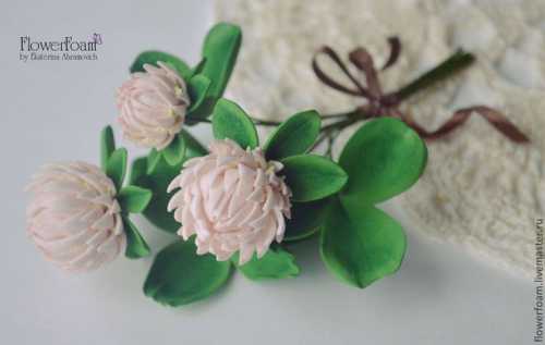 Листочки тонируем с двух сторон оливковой пастелью используя также губку с остатками розовой пастели