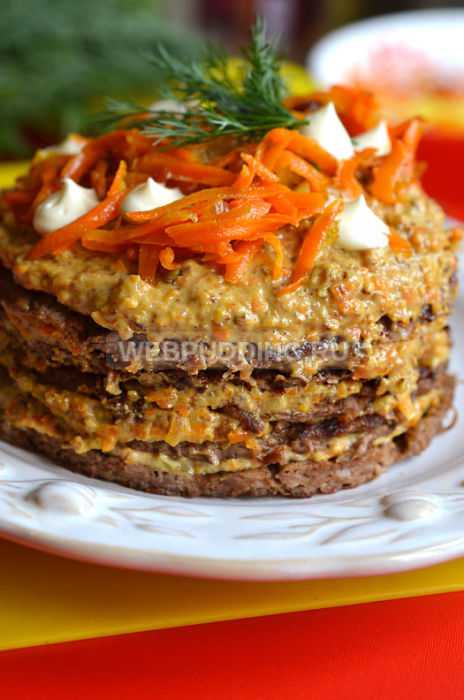 Еще, хочется добавить, многие хозяйки перекручи вают лук в эту массу или режут его кубиком, не стоит этого делать, так как лук не успеет приготовиться и будет чувствоваться в них, торт уже не будет таким нежным, как хочется