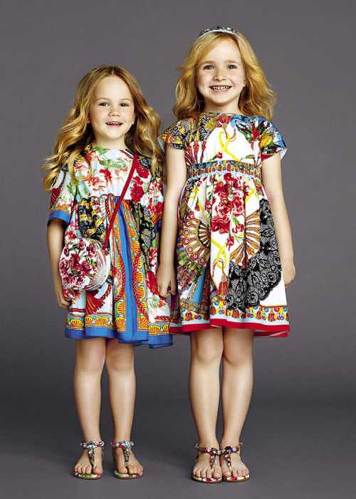 Дизайнеры увлеченно используют военную расцветку и фасоны для брюк, тренчей, парок, курточек, стилизуя детские обновки под военные вещи