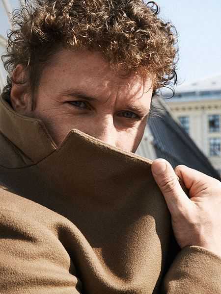 Она выезжает на место, где состав разбомбили и узнает, что она