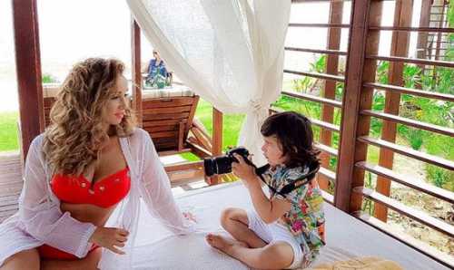 Говорит очень медленно, в основном молчит