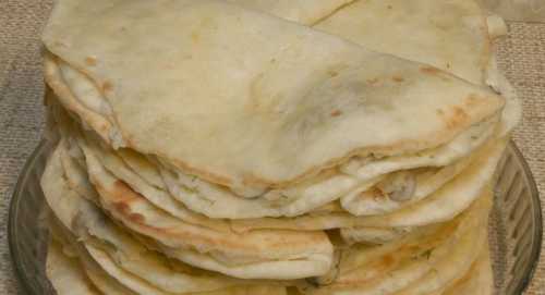 Размять толкушкой, консистенция пюре должна быть мягкой и без комочков