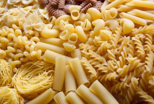 Всю зелень тщательно промываем, отделяем листья от веточек