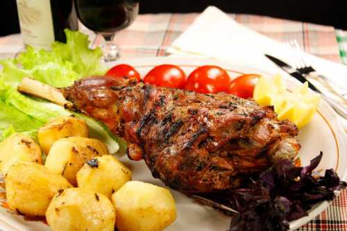 Баранья нога, запеченная в духовке с овощами, картофелем и айвой