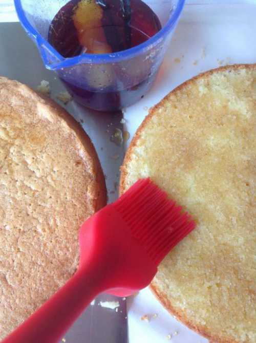 После чего добавьте необходимое количество ванили, еще раз размешайте пропитку, а затем оставьте ее остывать