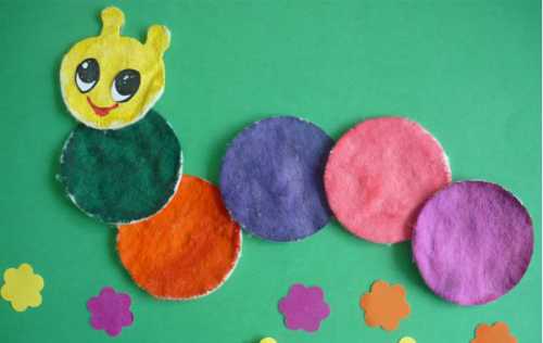 Снизу в шарик надо вставить проволоку и обмотать ее флористиче ской лентой