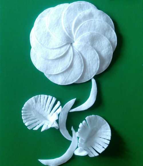 В промежутки между длинными лучиками надо вставить лучики меньшего размера, для этого палочки следует разрезать пополам, и закрепить в пластили новой основе