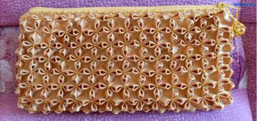 И этот вязаный клатч, не смотря на свой несколько винтажный вид, выглядит довольно ярко и современно, благодаря оттенку фуксии, в котором были сделаны нитки