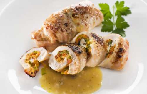 Сметану смешиваем с майонезом, добавляем в эту смесь подготовленную грудку, перемешиваем, и отправляем в холодильник на сорок минут мариноваться