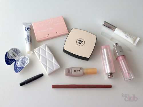 Что лежит в дамской косметичке