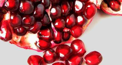 Ещё древние греки заметили, что гранат чудодейственным образом влияет на здоровье прекрасной половины человечества замедляет старение кожи, помогает в похудении, повышает иммунитет при беременности, восстанавливает эпидермис