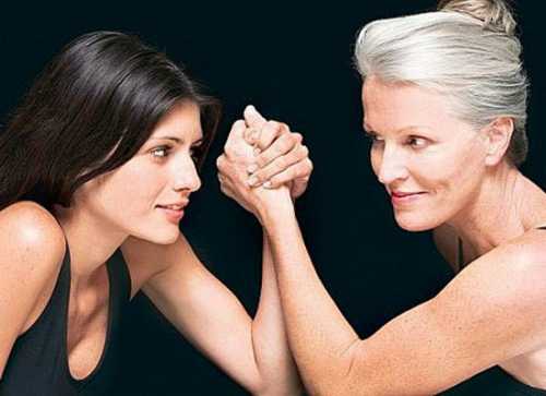 Если надеть тонкий капроновый носок на ногу таким образом, открытые туфли не будут натирать