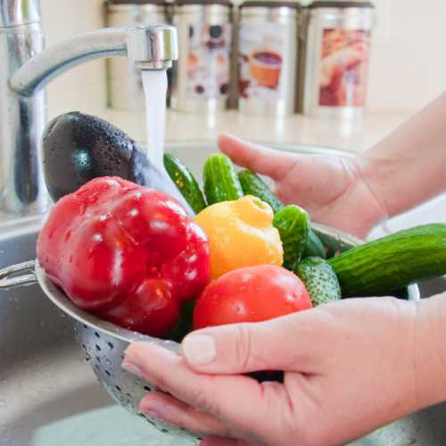 Стоит просто согнуть один в руке, и он должен сломаться