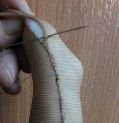 Затянув ее в тоненькую иголку, сначала стяните противоположные стороны стрелки на колготках