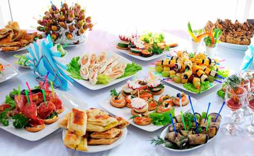 Миниатюрные бутербродики из фруктов канапе, сочетают в себе привлекательный вид и настоящий фруктовый праздник