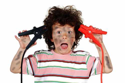 Постоянно все вокруг себя ломает, однако не признается, что это сделал он