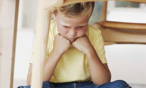 Во время занятий и игр со сверстниками такие дети всем мешают, не понимают правил игры, но пытаются в ней участвовать, очень не внимательны