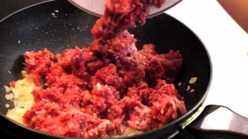 Подают её, заправив томатным соусом, рикоттой и базиликом