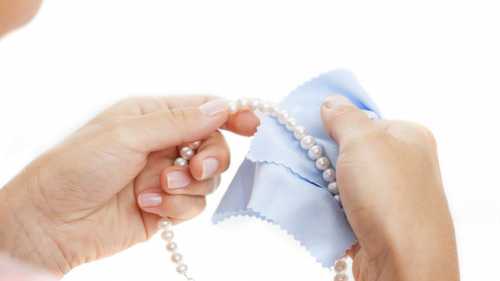 Соблюдайте те же правила ухода, носки и хранения, что и для ювелирных украшений из золота и серебра смпредыдущий раздел