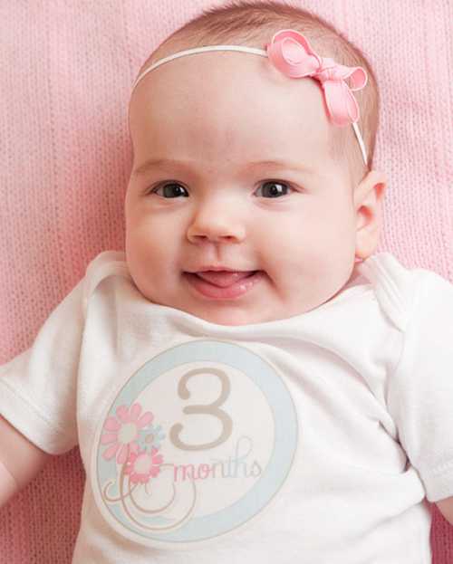 При кормлении малыш сам поддерживает грудь матери