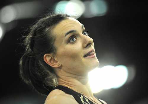 Елена Исинбаева начала медитировать на глазах у фотографов