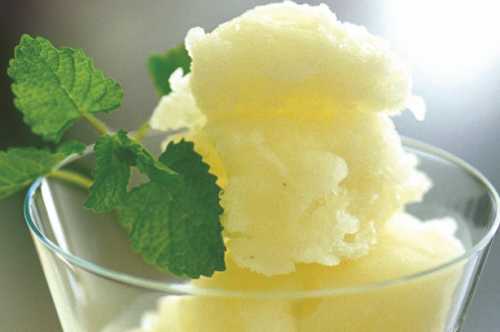 Рецепты чая с мятой разнообразны в своем исполнении, но всех их объединяет одно заварить с ним разрешается абсолютно любые добавки