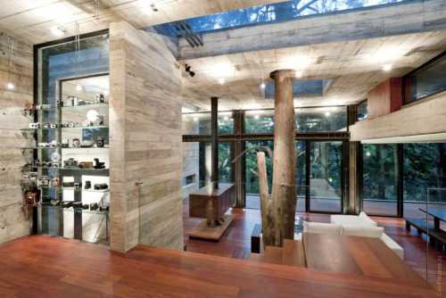 Пол в шале нарочито состаривают, создают на его поверхности потертости