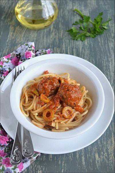 Для того, чтобы он стал однородным, хорошо сцепился и впоследствии фрикадельки не развалились, отбиваем фарш в течение нескольких минут с небольшим усилием бросаем в миску или о поверхность разделочной доски