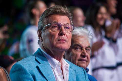 Возьмите такие продукты по ст замороженной клубники, вишни и красной смородины, стчерной смородины, стложек сахарного песка и л воды