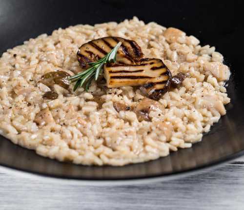 Только сорт риса при этом ризотто, он более сочный и вкусный, даже без мяса, а масло, как правило, оливковое