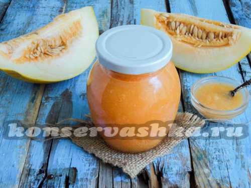 Для маринада на десять полулитровых банок вам понадобится полтора литра воды, полкило сахара, две ложки уксусной эссенции