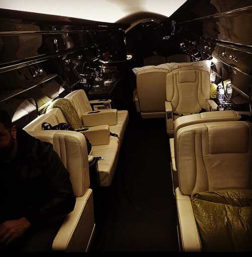 Во время токийских гастролей в апреле года он сделал селфи на фоне храма Ясукуни святилища синто, одного из краеугольных камней идеологии японского милитаризма