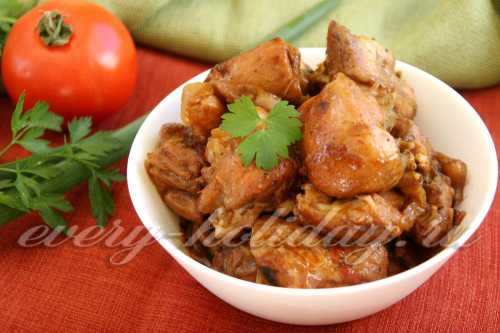 В течение всего процесса помешивать содержимое сковородки лишняя жидкость должна испариться, а соус получиться густым