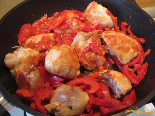 В процессе добавлять зелень и соль, готовить в течение минут, после переложить в форму для запекания с крышкой