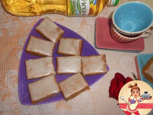 Сахарную пудру дважды просейте в небольшую миску, в которой вы планируете вымешивать глазурь