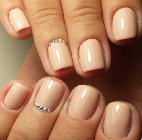 Чаще всего такой дизайн представлен на одном ноготке