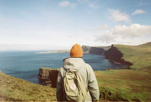 Стоит потратить минут на прогулку по пляжу, смешавшись с толпой местных жителей и вы гарантированно получите приглашение на вечеринку