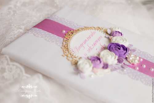 Выбор цвета и рисунка зависит от стиля свадьбы и выбранных цветов праздника